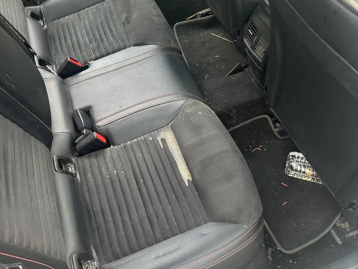 Banquette arrière souillée avant nettoyage, intervention à Clairoix