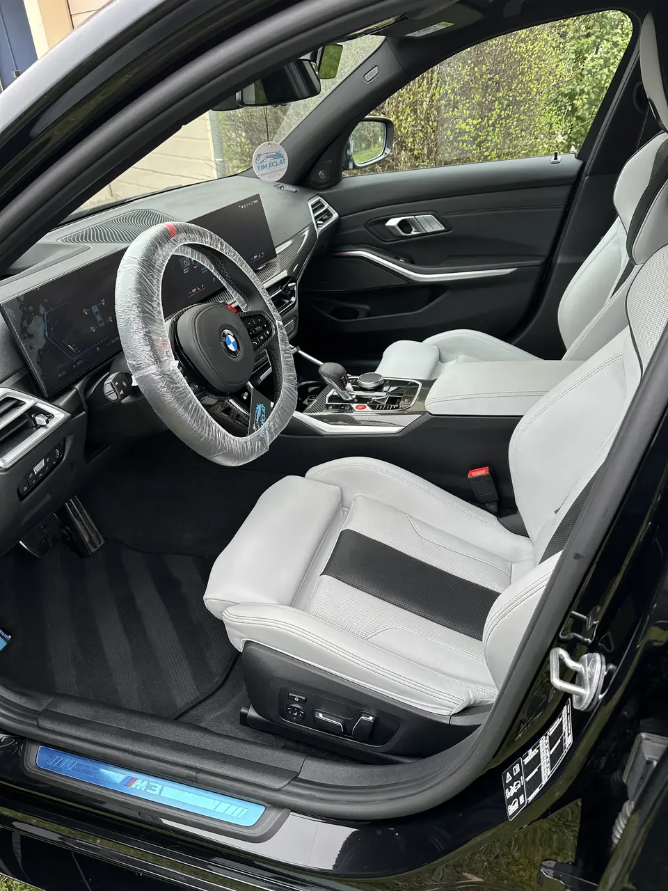 Habitacle BMW M3 après detailing Tim Éclat : moquettes aspirées, volant protégé