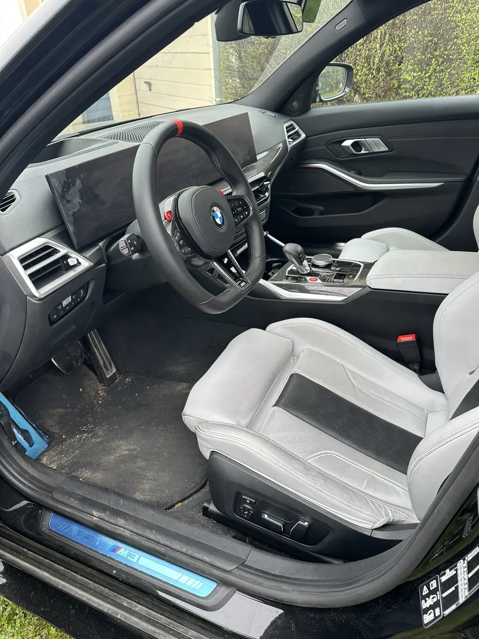 Habitacle BMW M3 avant : moquettes encrassées