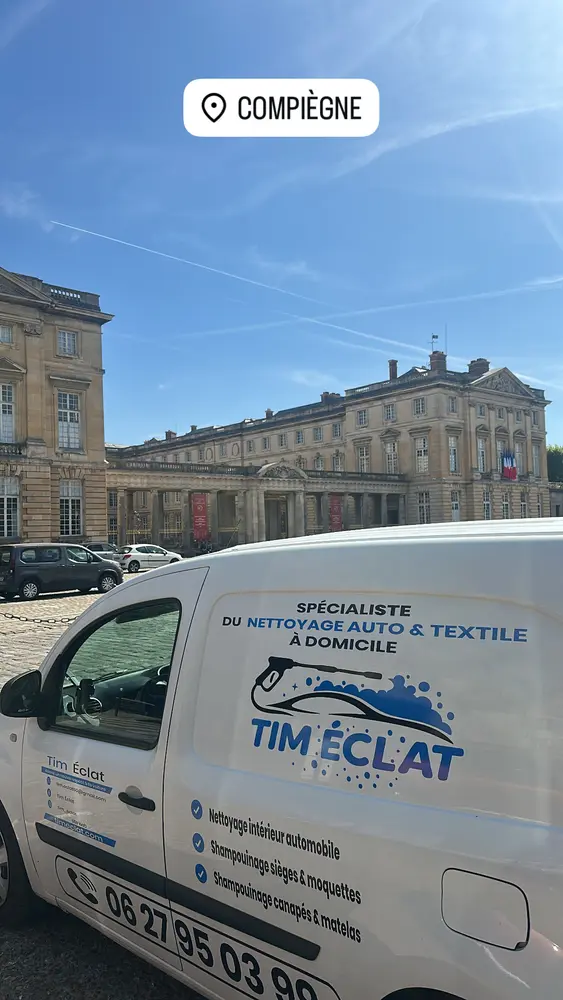 Fourgon Tim Éclat devant le Château de Compiègne, dans l'Oise
