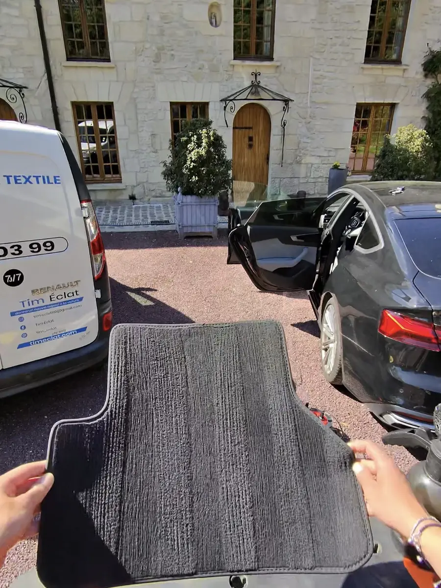 Tapis de sol nettoyé devant le fourgon Tim Éclat dans l'Oise