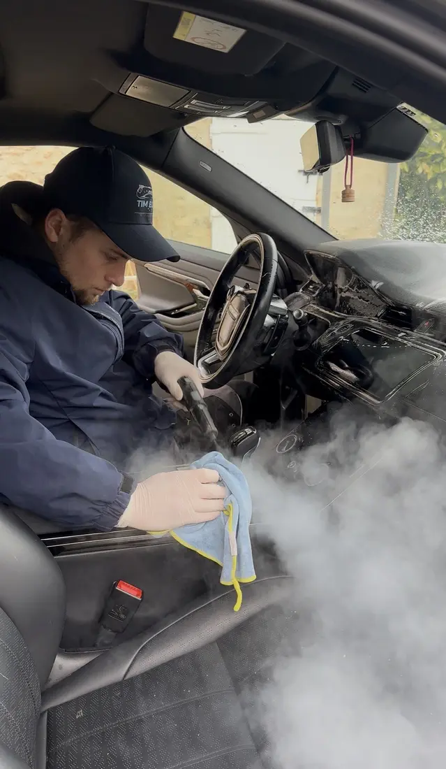 Nettoyage vapeur du tableau de bord à Compiègne